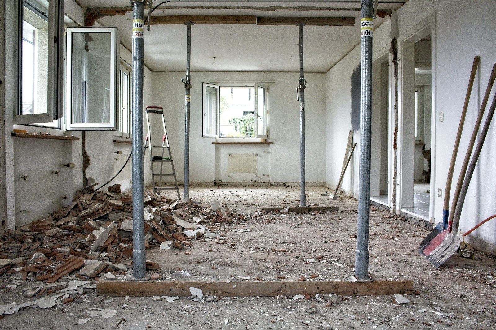 Room stripped to the structure with temporary supports